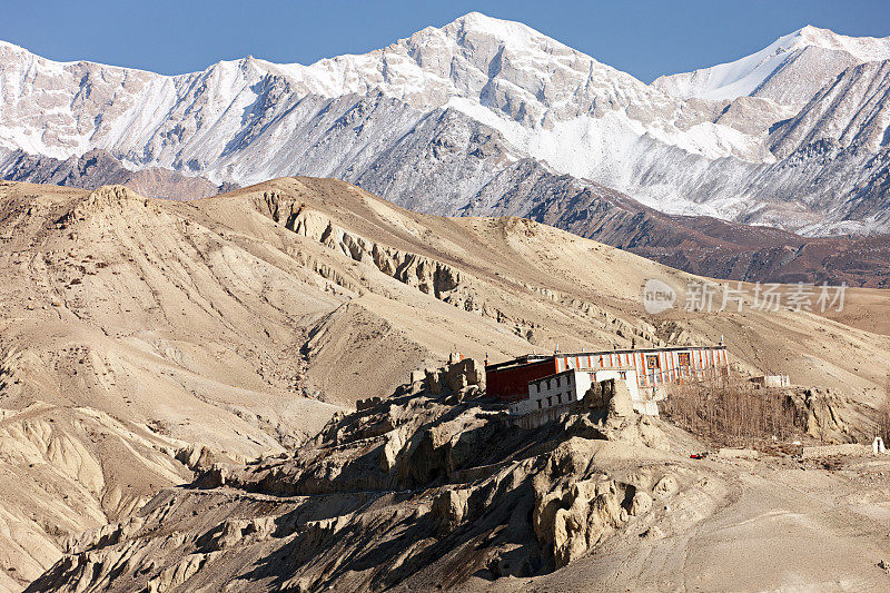 西藏的一座寺庙，位于喜马拉雅山脉，靠近尼泊尔Mustang的Lo Manthang